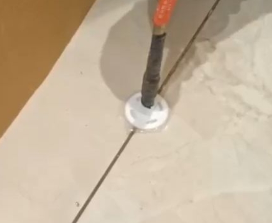 会同瓷砖空鼓维修公司专业解答瓷砖在铺贴过程中，如果没有涂抹均匀到位的粘结材料（如水泥砂浆或瓷砖胶），可能会导致以下问题