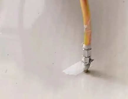 会同瓷砖空鼓维修公司专业解答在瓷砖铺贴过程中，如果使用的砂料过粗（如全部使用了粗砂），可能会导致以下问题